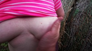 118 Schläge auf die blanken Titten am Strohballen