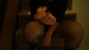Chica traviesa se toca en la escalera