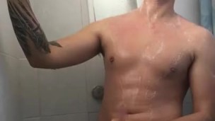 Solo masturbacion masculina en la ducha. Joven hombre tatuado con la verga del diablo buscando chica