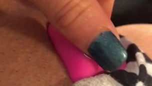 Playing w her pussy