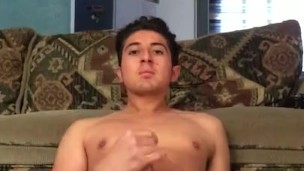 Joven heterosexual con gran verga. Masturbación masculina solo. Pene circuncisado.