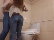 Нашему сексу в туалете помешала крикливая женщина, но я все равно успела кончить - lesbian_illusion 1/16