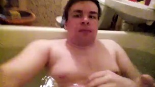 Сосет сам себе дрочит ногами лижет ноги в ванной self suck autofellatio self footjob