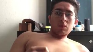 Hombre tatuado obtuvo una gran descarga de semen con su gran verga. Orgasmo masculino mexicano.