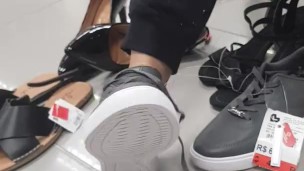 Experimentando sapatos no shopping