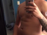 Joven heterosexual sacude su gran verga pensando en los labios de Nicole Aniston por la mañana.