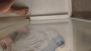 Orinando en la ducha después de correrme. Peeing in the shower
