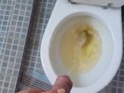 heterosexual orinando en la mañana con media erección.