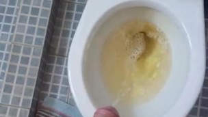 heterosexual orinando en la mañana con media erección.