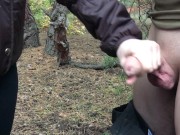 Молодая подруга подрочила член в лесу и получила сперму на грудь 1/16