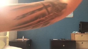 Chico tatuado heterosexual en un baile sensual. Estoy mejorando? Hombre solo