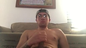 Orgasmo masculino como una fuente. Chico tatuado eyacula demasiado con su vergota.