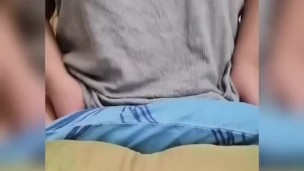 Gimiendo mientras monto un dildo