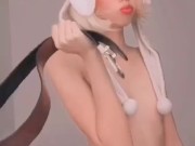 Chica disfrazada se masturba