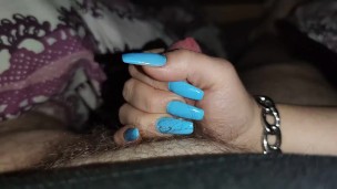 Masturbação com unhas azuis compridas * porra grossa *