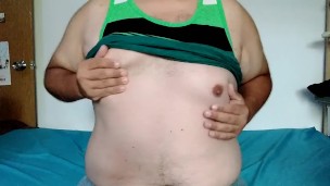 Jugando con mis bubbies y pezones