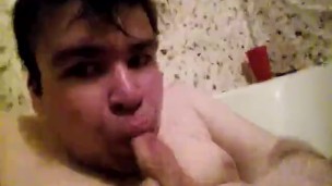 Артем сосет сам себе дрочит ногами лижет ноги в ванной self suck autofellatio self footjob 
