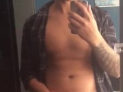 Mejor masturbación masculina en solitario. Tatuado, joven y sucio hombre.