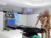 El ginecólogo se calza a su paciente mientras su novio espera fuera