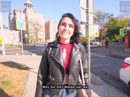 Public Agent chytí studentku na ulici a rozjede to