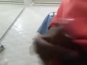 Hombre musculoso se masturba
