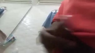Hombre musculoso se masturba