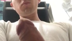 Masturbación masculina de cerca por un hombre mexicano heterosexual. Joven tatuado