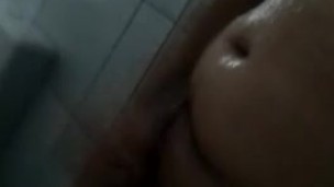 Homem gordo tomando banho de pau duro