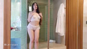 Frente al espejo con lencería blanca