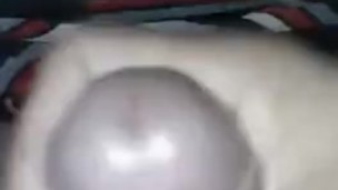 Camarero en baño de hotel