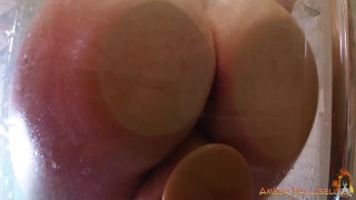 カメラで自分自身に触れるセクシーな女の子