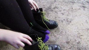 23Yr Old Hannah me dá um footjob fora cumshot