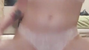 Eu monto meu vibrador até o orgasmo