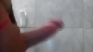 Maduro tocandose en el baño