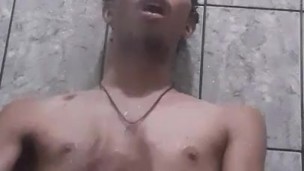 Punheta no banho