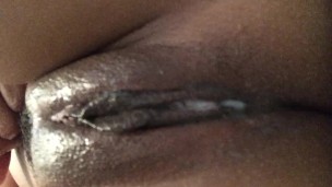 Pequeño coño delicioso chorreando