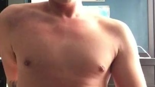 Orgasmo masculino con una gran carga de esperma. Hombre heterosexual con una vergota peluda.