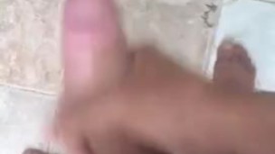 Joven con verga gruesa se la jala en su baño