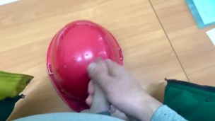 Кончил на каску коллеге 