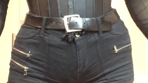 brincadeira de dildo de Alex (trans, crossdress, fetiche, espartilho, meia-calça, salto alto, máscara feminina, couro)