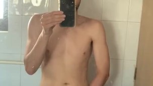 Joven latino masturbandose