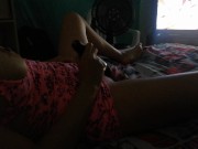 esposa caliente llega al orgasmo viendo porno 3/16