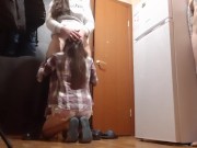 Моя девушка наблюдает, как я трахаюсь с курьершей в прихожей и мастурбирует - lesbian_illusion 14/16