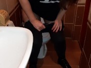 В общественном туалете я не только пописала, но и трахнулась с незнакомкой - lesbian_illusion 1/16