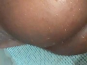 Preta favelada tomando banho e lavando a buceta 7/16