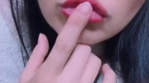 欲求不満な人妻の指しゃぶり