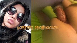 A filha da minha namorada recebe um pau no cuzinho e não resiste ...