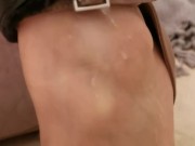 Mon voisin fétichiste s'est vidé sur mes talons