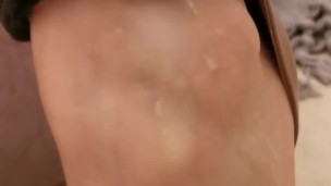 Mon voisin fétichiste s'est vidé sur mes talons