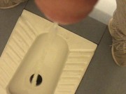 Парень писает в общественном туалете